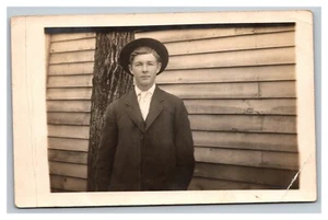 Cartolina vintage 1910 RPPC con nome uomo in cappello e giacca - nome sul retro - Foto 1 di 2