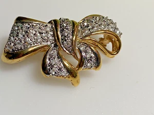 Vintage Brooch Gold Metal Rhinestones Diamante Bow Ribbon Christmas 10.36g - Picture 1 of 7