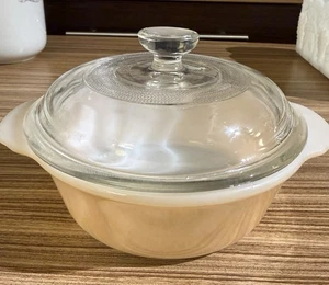 Vintage Fire King Pfirsich Glanz 1 1/2 Quart Runde Kasserolle mit Deckel Ofen Backformen  - Bild 1 von 3