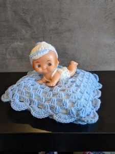 VINTAGE blaue Kewpie Jungenpuppe gehäkelt in eine Decke - Bild 1 von 8
