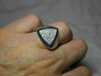 Anillo de boda meñique real de moissanita de corte redondo de 2,20 quilates enchapado en oro blanco de 14 k Foto 1 de 4