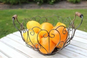 Obstkorb aus Metall mit Holzgriffen im Landhausstil Obstschale Obst Aufbewahrung - Bild 1 von 1