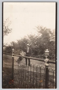 Foto real postal hombre con perro por cerca principios de 1900 - Imagen 1 de 3