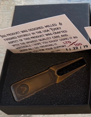 Juego de herramientas Tyson Lamb artesanales estampadas a mano Divot latón limitado 1/100 Foto 1 de 2