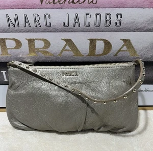 Bolso sin asas pequeño Furla dorado metálico con tachuelas - Imagen 1 de 10