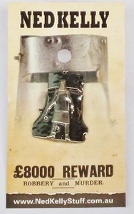 79016 NED KELLY STUFF COLLECTABLE PIN BADGE 16 of 20 NED IN FRONT OF BIG HELMET - Foto 1 di 2
