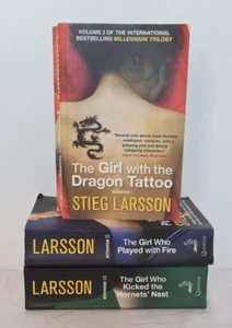 Girl With Dragon Tattoo Book Trilogy Stieg Larsson Hornet's Nest Play With Fire - Foto 1 di 7