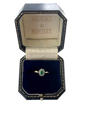 Anillo con racimo de diamantes y esmeraldas de oro de 9 quilates anillo de diamantes y esmeraldas de 0,25 quilates - talla P Foto 1 de 4