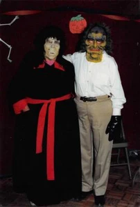 HALLOWEEN Kostüme gruselige Monster Masken seltsam 1987 Vintage Foto 80er Jahre - Bild 1 von 2