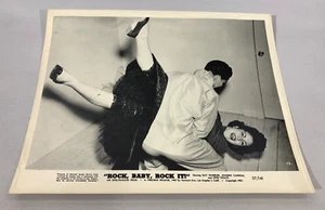 Kay Wheeler 1957 "Rock, Baby, Rock It!" Foto fissa film. 8" x 10" (G) - Foto 1 di 2