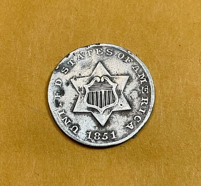 1851 US SILVER 3 CENT COIN = VINTAGE US COIN - Image 1 of 4