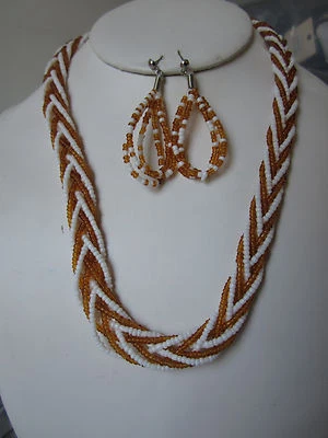 Juego de pendientes collar trenzado con cuentas de semillas de vidrio multihilo marrón y blanco topacio Foto 1 de 3