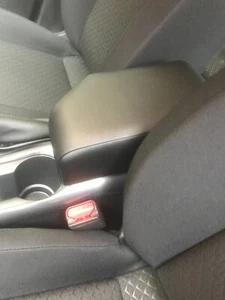 BRACCIOLO su misura per Nissan Juke dal 2019 in eco pelle nera - Made in Italy - Imagen 1 de 4