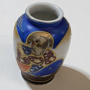 Pequeño jarrón japonés Satsuma moriage ocupado Japón - Imagen 1 de 4