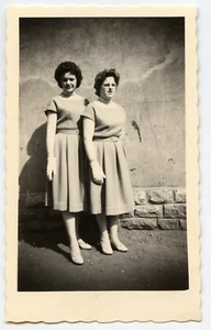 Portrait 2 jeunes femmes debout mariage - Photo ancienne - an. 1950 60 - Picture 1 of 1
