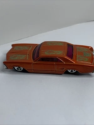 Coche Hot Wheels '64 2001 Buick Riviera naranja 1:64 fundido a presión 3 1/8" con llamas verdes Foto 1 de 4