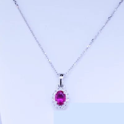 Colgante de oro blanco de 14K con diamantes naturales y rubíes. Foto 1 de 3