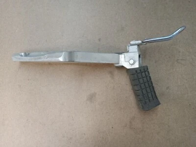 Pie trasero izquierdo honda vf700 sable y soporte Foto 1 de 3