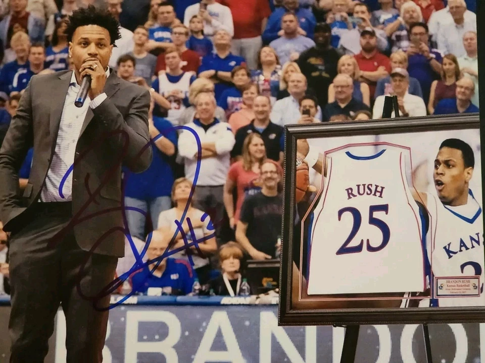 Brandon Rush Firmado 8x10 Kansas Jayhawks Campeón Nacional 🏆 CAMPEÓN DE LA NCAA  Foto 1 de 1