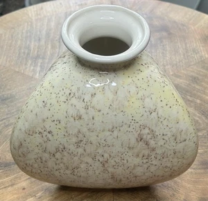 Jarrón de cerámica moteada 7,5" mediados de siglo MCM vintage tonos crema salpicaduras tierra usado en excelente estado - Imagen 1 de 6