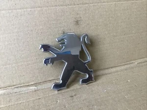 PEUGEOT 406 2002 REAR TRUNK TAILGATE LOGO EMBLEM BADGE 9647701980 - Picture 1 of 3