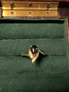 Anello vintage a forma di lacrima con pietra nera tono oro - Foto 1 di 9