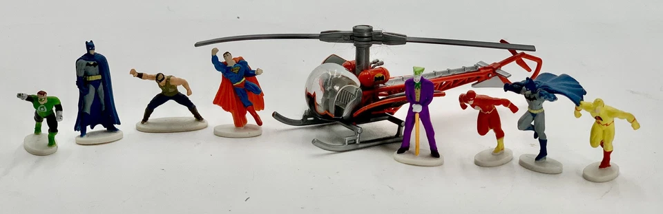 Mini figuras DC Comics Tree House niños colección de 8 y Hot Wheels Batcopter Foto 1 de 4