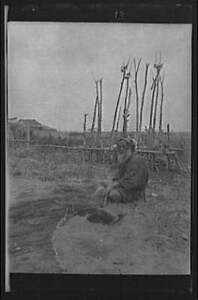 Homme Aïnous assis travaillant, filets de pêche, villages, pôles, nitrates, Arnold Genthe, 1908