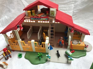 Playmobil Moderner Reiterhof mit Figuren, Pferden, Pflanzen, viel Zubehör - Bild 1 von 24