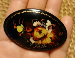Vintage ovale Blume schwarz Lack russischer Stil Brosche Anstecknadel signiert handbemalt  - Bild 1 von 4