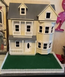 Lovely Vintage Dolls House With Extra Homemade Lawngarden - Picture 1 of 4