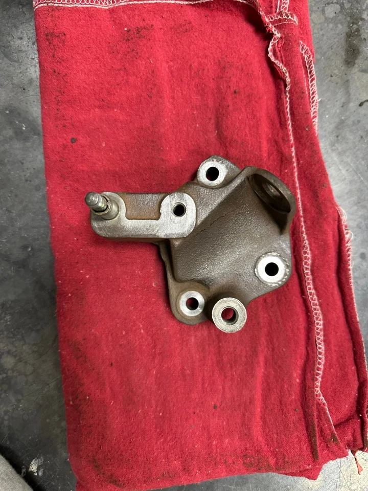 1987 porsche 944 tensioner pulley bracket - Image 1 of 4