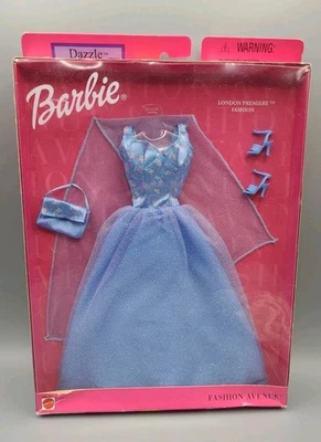 Nuevo en Paquete 2001 Barbie Fashion Avenue Dazzle Londres Estreno Azul Vestido Zapatos Chal Foto 1 de 4