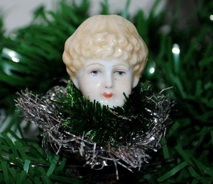 alter Christbaumschmuck Puppenkopf Porzellan auf Zwicker, 0805 - Picture 1 of 2