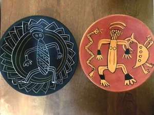 Cerámica bruñida tradicional 2 cuencos con patas gente primitiva pájaro serpiente 9" COMO NUEVO - Imagen 1 de 5