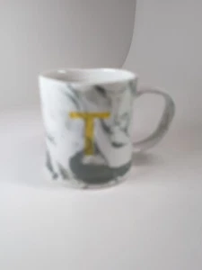 Taza de café Anthropologie monograma letra T mármol verde blanco amarillo nueva sin etiquetas - Imagen 1 de 6