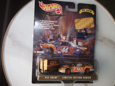 Coche Hot Wheels Pit Crew edición limitada Gold Petty Enterprises #44 1/64 Foto 1 de 4