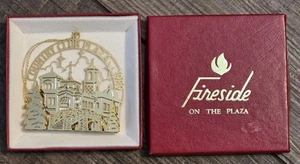 Vintage Country Club Plaza Fireside On The Plaza Gold Plated Ornament 1989 - Bild 1 von 5