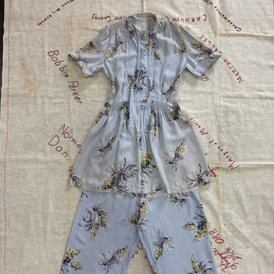 复古 20 世纪 30 年代蓝色人造丝花卉印花睡衣休闲套装连身裤迷你连衣裙 — 第 1/4 张图片