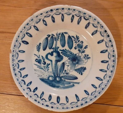 Ancienne assiette en faience émaillée / Décor floral bleu - Photo 1/4