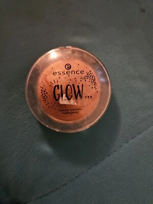 essence GLOW baked metallic Highlighter Puder 01 .like everything is all right - Bild 1 von 2