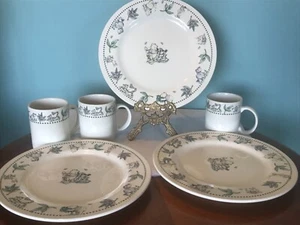 Menge 3 Disney Winnie Puuh Steinzeug Speiseteller und 3 Tassen Pooh Honig - Bild 1 von 10