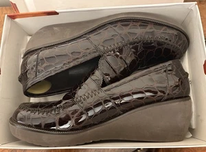 Donald J Pliner 10 braune Lacklederschuhe Krokoprägung Keilabsatz Gummi 280 $ - Bild 1 von 12