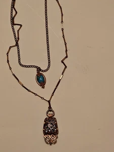 Collana con ciondolo stile boho vintage anni 70 pietra tinta e cabochon tono turchese - Foto 1 di 5