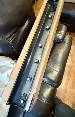 Moldura inferior original Mitsubishi 5727A564HA Foto 1 de 4