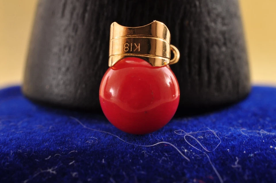 With Certification, undyed round red coral pendant top 18k yellow gold  (2.8ct). - Image 1 of 4