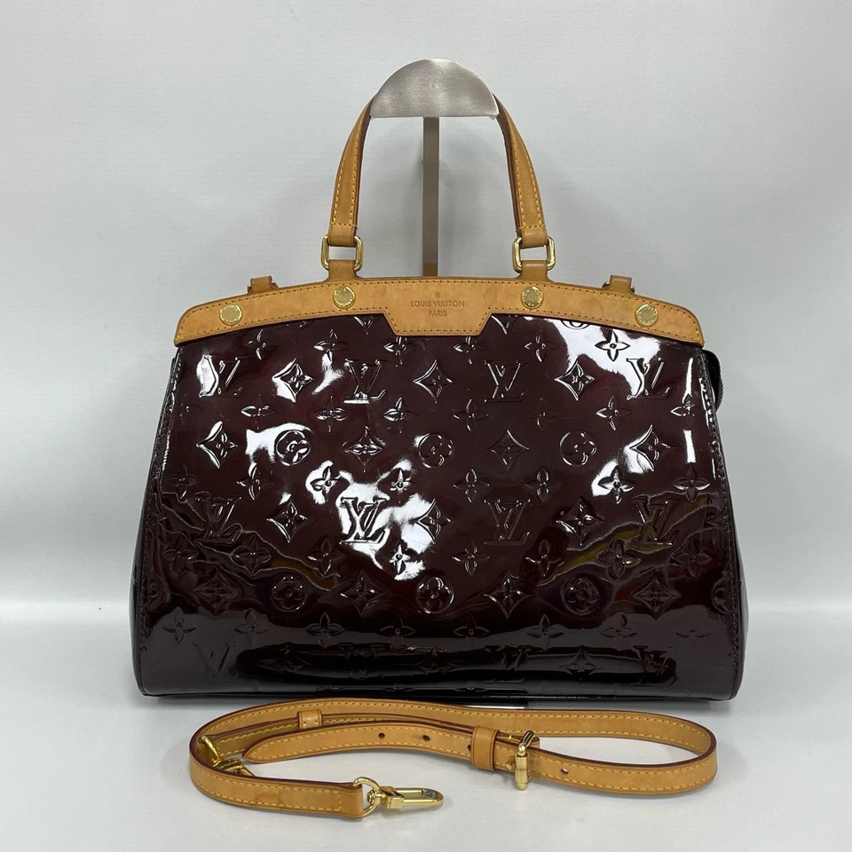 Bolso Bandolera de Mano Louis Vuitton Brea MM Rojo Cereza Charol Foto 1 de 4