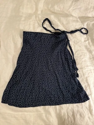 Brandy Melville Genevieve надежном юбка темно-синий цветочный сделано в Италии один размер - Изображение 1 из 3
