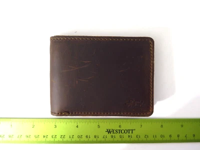 CARTERA DE IDENTIFICACIÓN PLEGABLE de cuero Saddleback 4 3/8" x 3 7/16" x 1/2" marrón café oscuro Foto 1 de 4