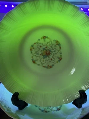 复古 Macbeth Evans Cremax 牛奶玻璃公主 7.5 英寸碗铀发光一对 — 第 1/4 张图片